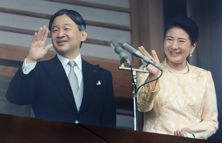 新年一般参賀で手を振られる天皇、皇后両陛下=2日、皇居