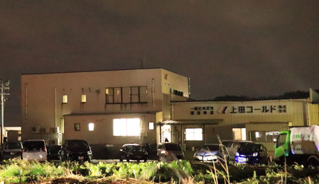 刃物のような物を持った男が立てこもる運送会社本社=14日午後、島根県出雲市