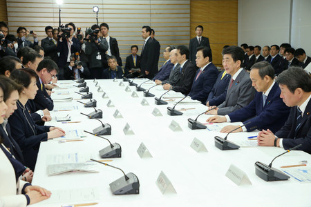 新型コロナウイルスに関する関係閣僚会議で発言する安倍晋三首相(右手前から3人目)=24日午前、首相官邸