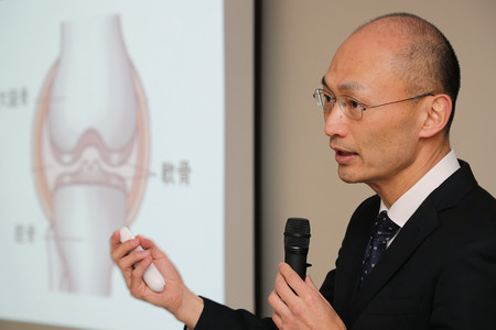 iPS細胞から作った軟骨組織を膝関節に移植する臨床研究計画について説明する京都大iPS細胞研究所の妻木範行教授=24日午後、京都市左京区
