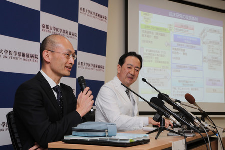 iPS細胞から作った軟骨組織を膝関節に移植する臨床研究計画について、記者会見する京都大iPS細胞研究所の妻木範行教授(左)ら=24日午後、京都市左京区