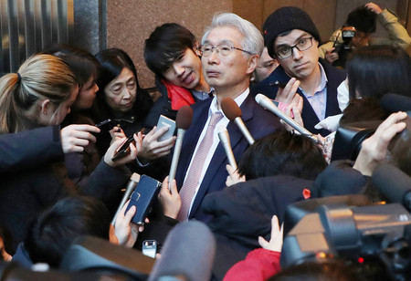 東京地検による家宅捜索を受け報道陣の取材に応じる弘中惇一郎弁護士=29日午後、東京都千代田区