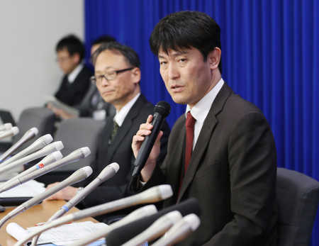 新たに新型肺炎の感染が確認された大阪市在住の女性について記者会見する厚生労働省結核感染症課の日下英司課長(手前)=29日夜、厚労省