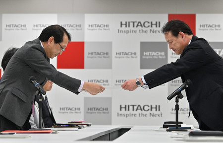 日立製作所の中畑英信執行役専務(左)に春闘の要求書を提出する同社労働組合の坂本達哉中央執行委員長=13日午後、東京都千代田区