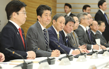 新型コロナウイルス感染症対策本部で発言する安倍晋三首相(左から2人目)。左端は加藤勝信厚生労働相=14日午後、首相官邸