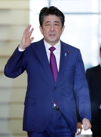 首相官邸に入る安倍晋三首相=18日午前、東京・永田町