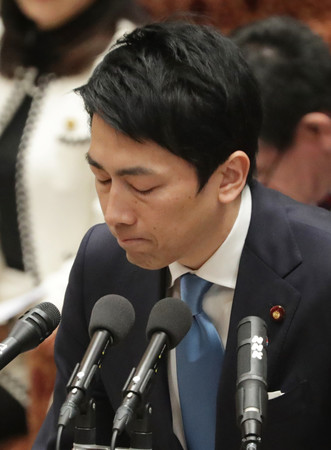 衆院予算委員会の答弁で、厳しい表情を見せる小泉進次郎環境相=19日午後、国会内