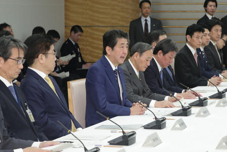 新型コロナウイルス感染症対策本部で発言する安倍晋三首相(左から3人目)=25日午後、首相官邸