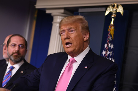 26日、ホワイトハウスで新型コロナウイルス対策について記者会見するトランプ米大統領(AFP時事)