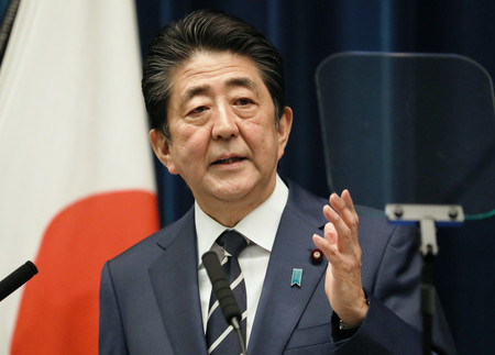 新型コロナウイルスの感染拡大をめぐり、初の記者会見をする安倍晋三首相=29日午後、首相官邸