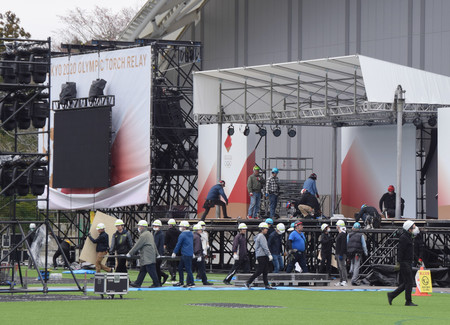 東京五輪聖火リレーの延期を受け、式典ステージの撤収作業が続くサッカー施設「Jヴィレッジ」=26日午前、福島県楢葉町