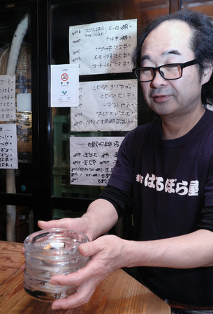 全面禁煙となり灰皿を片付ける居酒屋の店主=1日未明、東京都新宿区
