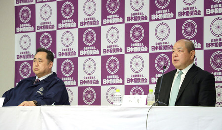記者会見で夏場所延期などを発表する日本相撲協会の八角理事長(右)。左は芝田山広報部長=3日午後、東京・両国国技館