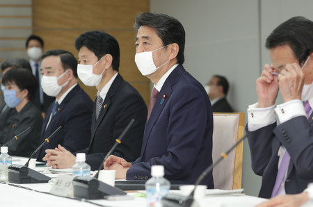未来投資会議で発言する安倍晋三首相(右から2人目)=3日午後、首相官邸