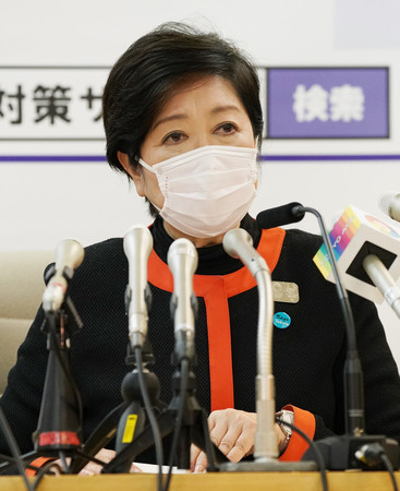 記者会見する東京都の小池百合子知事=6日午後、都庁