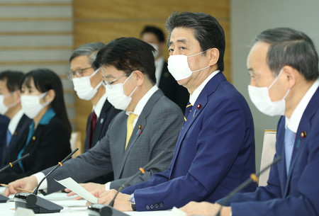 新型コロナウイルス感染症対策本部で緊急事態宣言を発令した安倍晋三首相(右から2人目)=7日午後、首相官邸