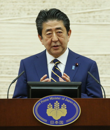 記者会見する安倍晋三首相=7日夜、首相官邸