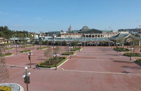 休園中の東京ディズニーランド=8日、千葉県浦安市