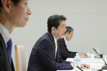 全世代型社会保障検討会議で発言する安倍晋三首相(中央)=22日午後、首相官邸