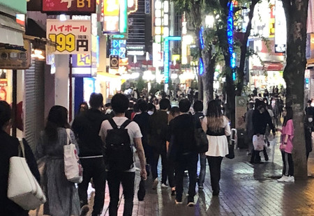 人通りが戻りつつある新宿駅周辺=1日午後、東京都新宿区
