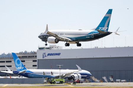 試験飛行後に着陸する米ボーイングの新型旅客機「737MAX」=29日、米ワシントン州シアトル(AFP時事)