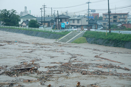 大雨で水位が増した球磨川=4日午前、熊本県八代市