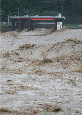 増水した球磨川=4日午前、熊本県八代市
