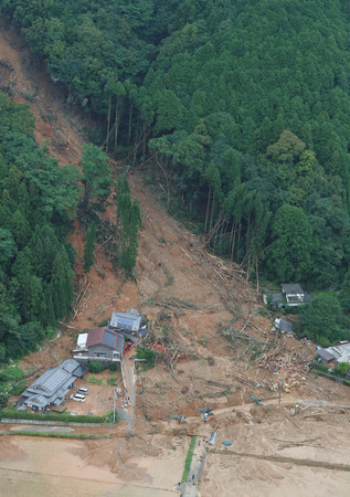 民家が流された土砂崩れの現場=4日午後、熊本県芦北町(時事通信ヘリより)