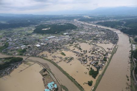 記録的な大雨で冠水した熊本県人吉市街=4日午後(時事通信ヘリより)