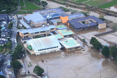 記録的な大雨で水に漬かった特別養護老人ホーム「千寿園」(上)=4日午後、熊本県球磨村(時事通信ヘリより)