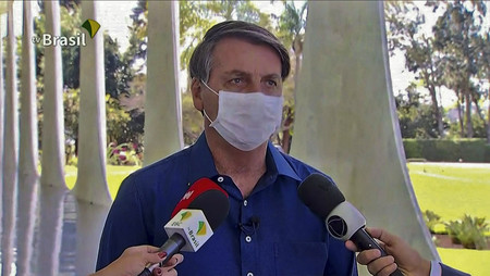7日、ブラジリアにあるブラジル大統領公邸で、記者団に話すボルソナロ大統領(AFP時事)