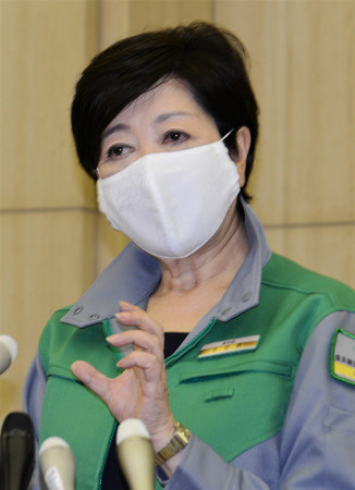 東京都内の新規感染者数が最多となったことについて、記者団の取材に応じる小池百合子知事=9日午後、都庁