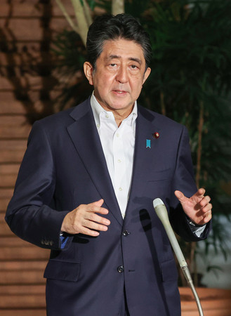 東京都の新型コロナウイルス新規感染者数が最多となり、記者団の質問に答える安倍晋三首相=9日夜、首相官邸