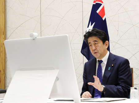 オーストラリアのモリソン首相とのテレビ会談に臨む安倍晋三首相=9日(内閣広報室提供)