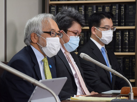 医師の関根進被告に対する逆転有罪判決を受け、記者会見する弁護団。左端は主任弁護人の高野隆弁護士=13日午後、東京・霞が関の司法記者クラブ