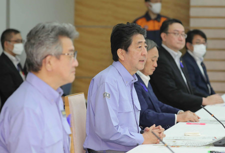 豪雨非常災害対策本部の会議で発言する安倍晋三首相(左から2人目)=13日午後、首相官邸
