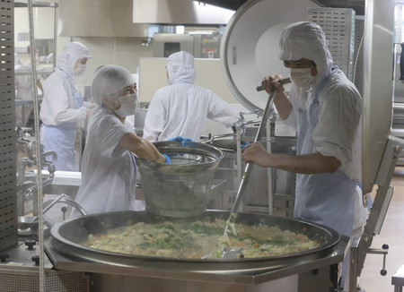 給食の準備をする調理員ら=7月29日午前、東京都江戸川区立葛西小・中学校
