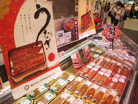 愛知県産ウナギのかば焼きなどをアピールする魚耕荻窪本店の店頭特設スペース=7月28日、東京都杉並区