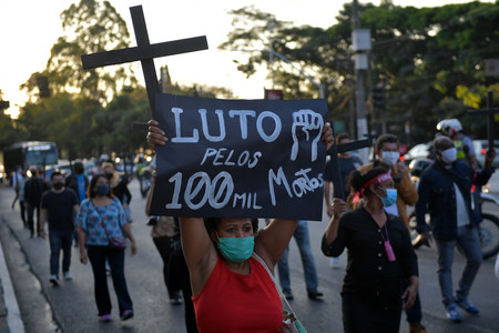 ボルソナロ大統領の新型コロナウイルス対応に抗議するブラジルのデモ隊=7日、サンパウロ(AFP時事)