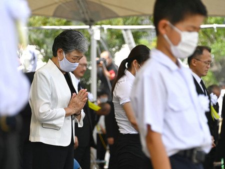 平和祈念式典で、原爆投下時刻に合わせて黙とうする参列者たち=9日午前、長崎市の平和公園(代表撮影)