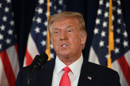 8日、米東部ニュージャージー州ベドミンスターで記者会見するトランプ大統領(AFP時事)