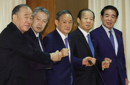 自民党臨時総務会でこぶしを合わせる(左から)山口泰明選対委員長、佐藤勉総務会長、菅義偉総裁、二階俊博幹事長、下村博文政調会長=15日午後、東京・永田町の同党本部