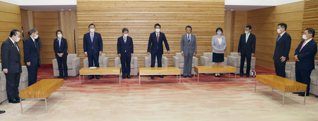 閣議に臨む安倍晋三首相(中央)ら=16日午前、首相官邸