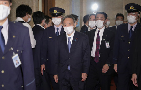 衆院本会議に臨む自民党の菅義偉総裁(中央)=16日午後、国会内