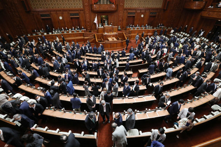 臨時国会が閉会し、引き揚げる衆院議員=18日午後、国会内