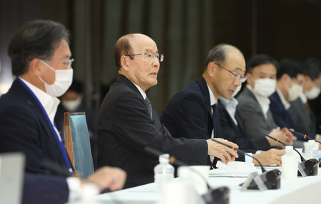 東京オリンピック・パラリンピック競技大会における新型コロナウイルス感染症対策調整会議であいさつする杉田和博官房副長官(左から2人目)=23日午後、首相官邸