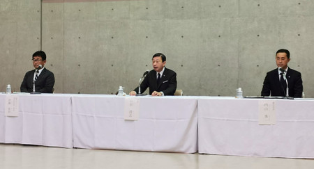 硬式野球部員の不祥事で記者会見する東海大の山田清志学長(中央)ら=17日午後、神奈川県平塚市の東海大湘南キャンパス