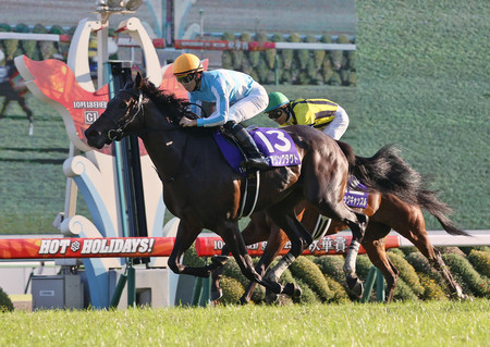 第25回秋華賞を制し、3歳牝馬3冠制覇を史上初の無敗で達成した松山弘平騎乗のデアリングタクト(手前)=18日、京都競馬場