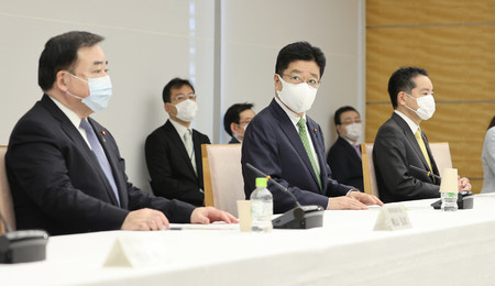 核燃料サイクル協議会に臨む(左から)梶山弘志経済産業相、加藤勝信官房長官、井上信治科学技術担当相=21日午前、首相官邸