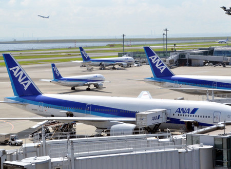 羽田空港に到着した全日本空輸の旅客機=2012年8月(AFP時事)